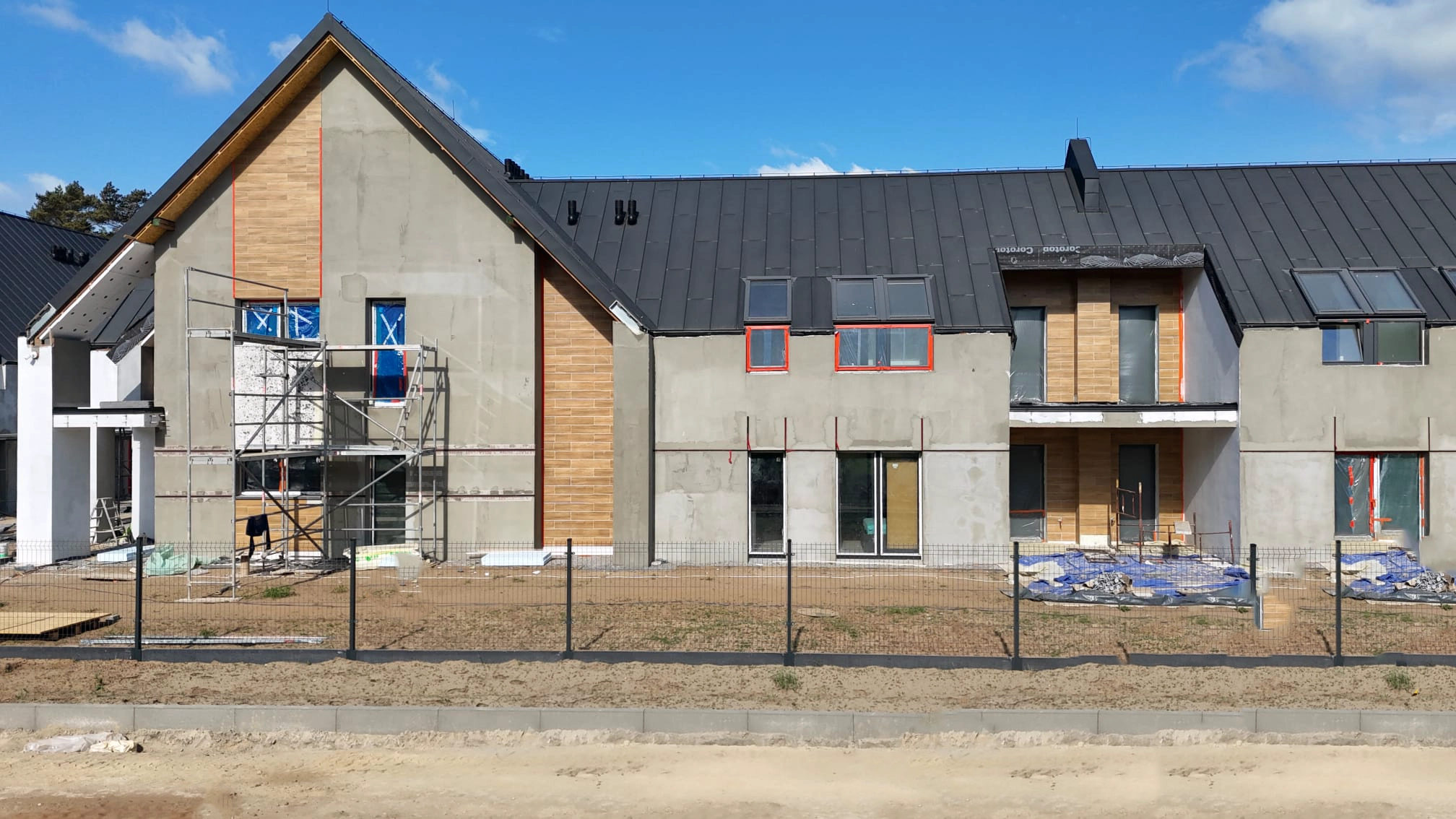 Front budynków Yacht Apartment z drogą wewnętrzną i zielonym otoczeniem