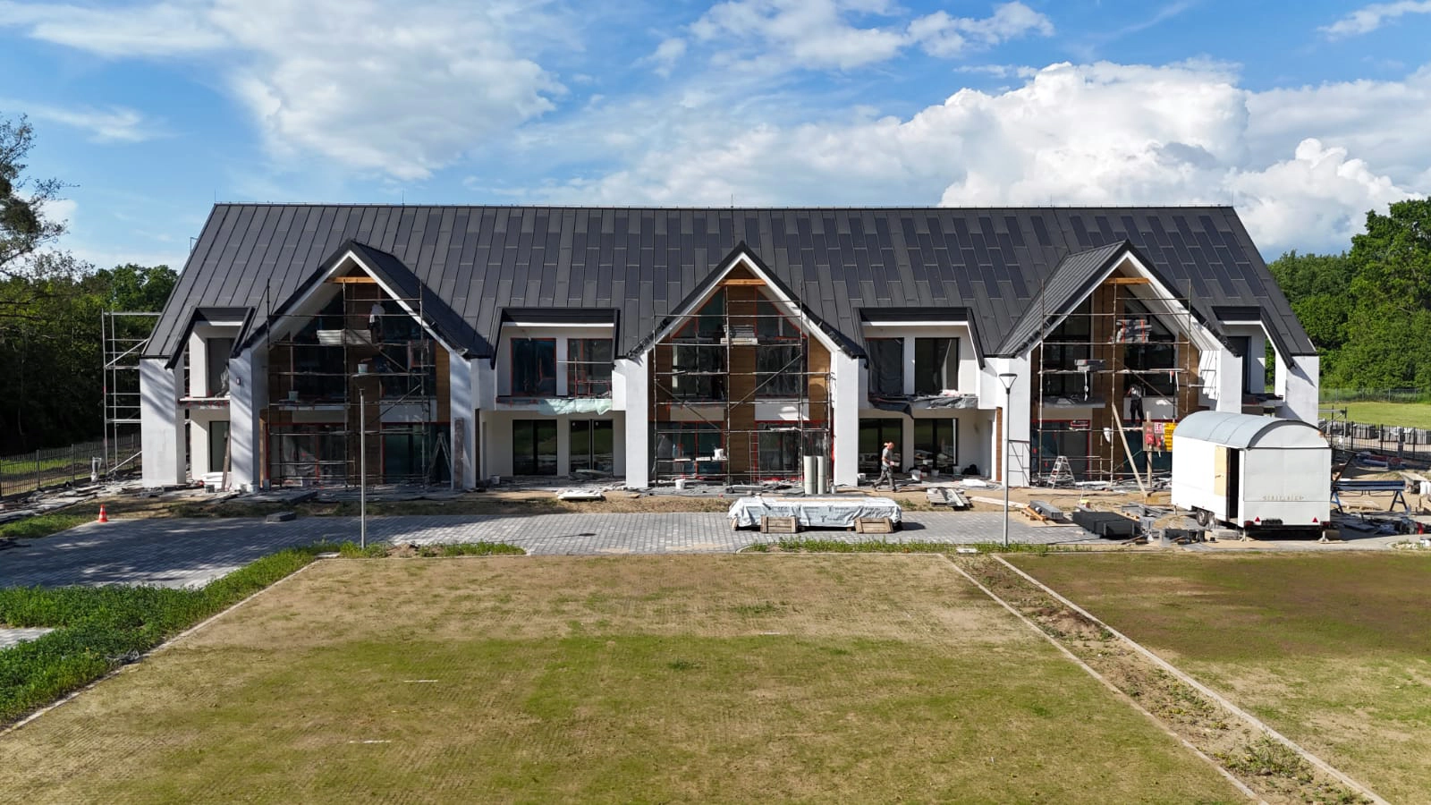 Linia brzegowa jeziora oraz las w otoczeniu inwestycji Yacht Apartment