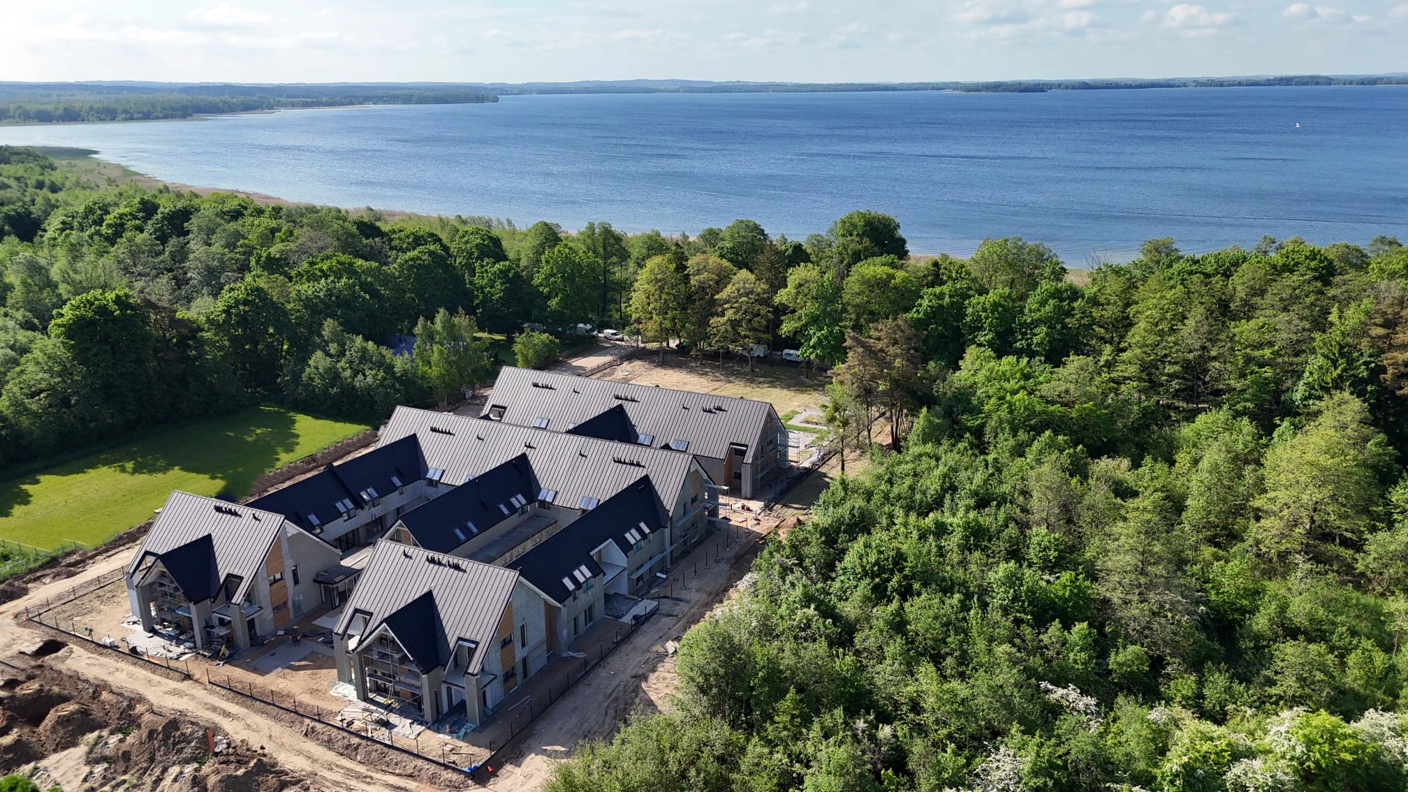 Linia brzegowa jeziora oraz las w otoczeniu inwestycji Yacht Apartment