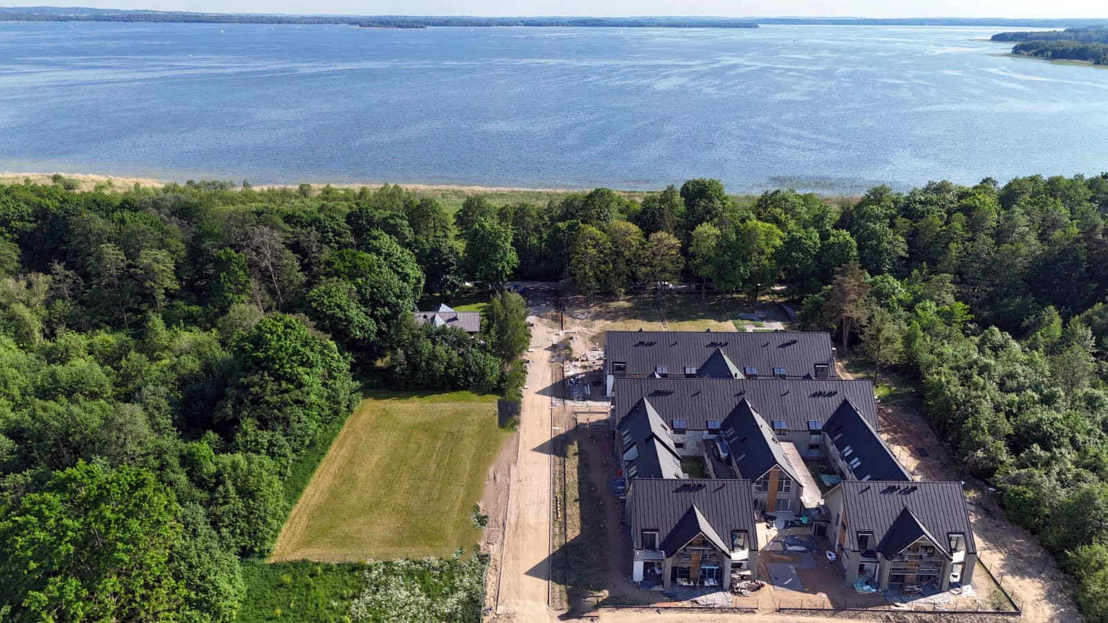 Kompleks Yacht Apartment oraz zielone tereny wokół jeziora widziane z drona