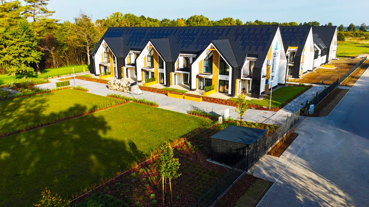 Elewacja Yacht Apartment z logo marki, drewnianymi akcentami i przejściem pomiędzy budynkami