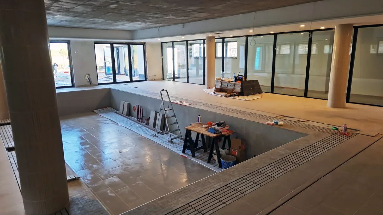 Kompleks Yacht Apartment widziany z drona w ciepłym wieczornym świetle i otoczeniu zieleni