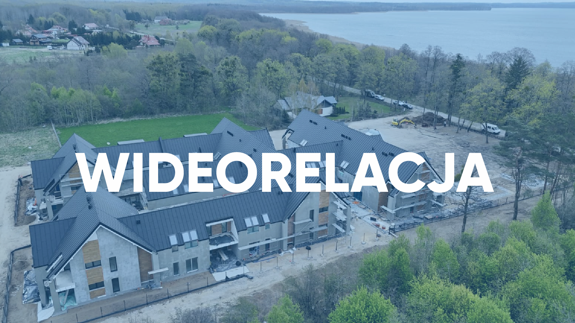 Ujęcie z drona inwestycji Yacht Apartment nad jeziorem, otoczonej zielenią