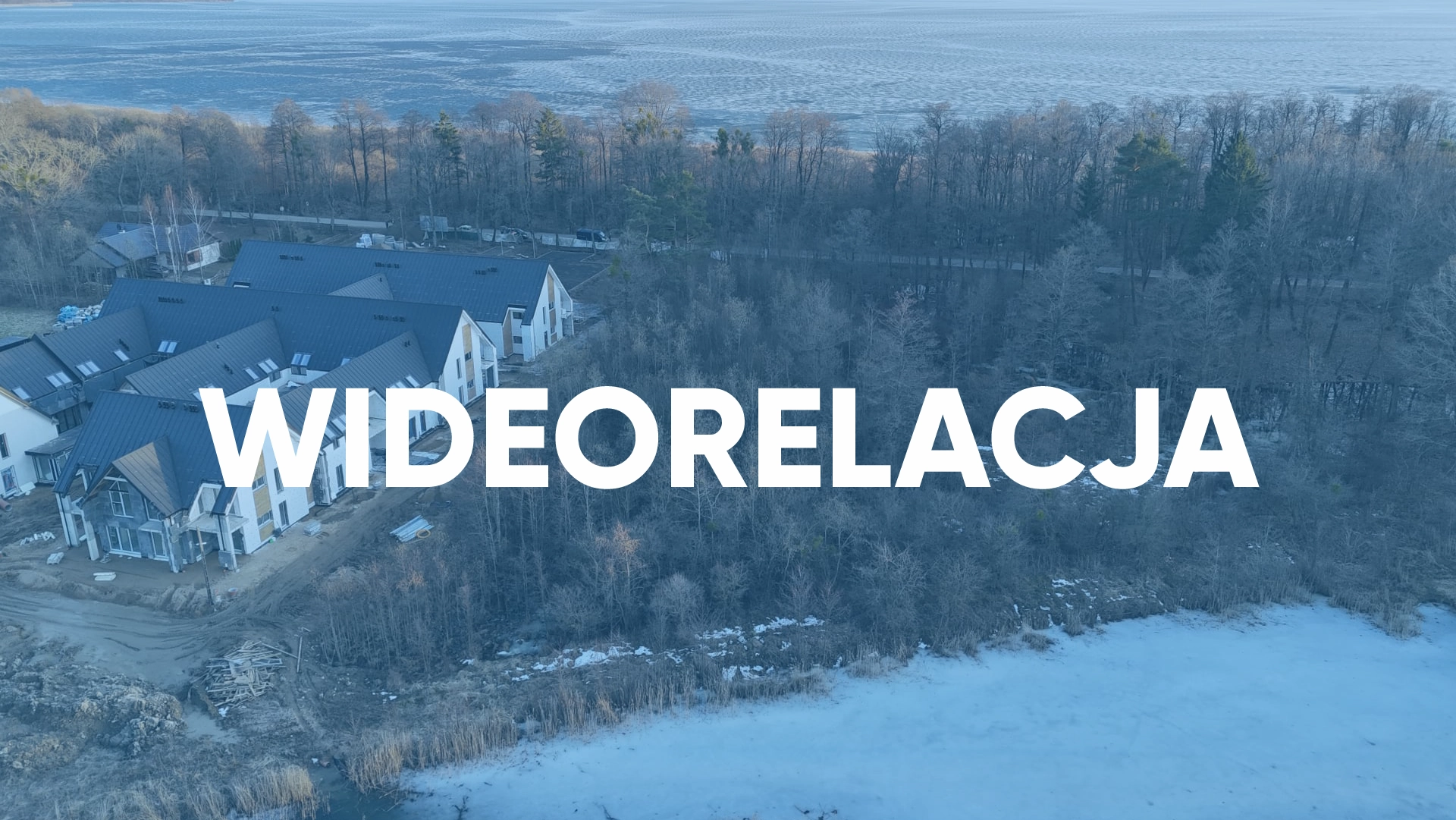 Zimowe ujęcie z drona jeziora i trzcinowisk w okolicy inwestycji Yacht Apartment